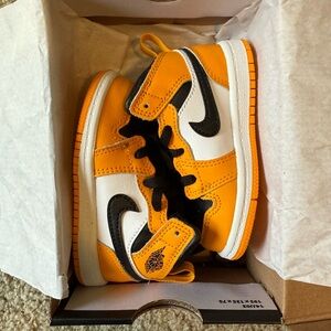 Jordan 1 Mid Taxi/Black/White